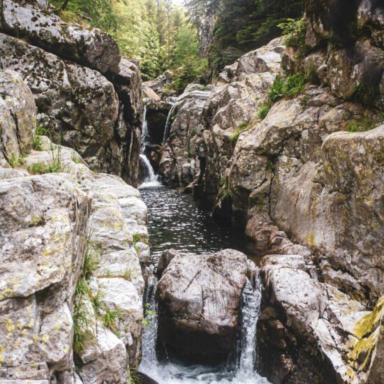 Enchainement de cascades sur le canyon sportif de la Borne avec Nature Canyon Ardèche