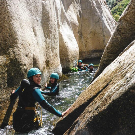 Clients dans l'étroiture du canyon aventure du Chassezac intermédiaire en Lozère avec Nature Canyon Ardèche