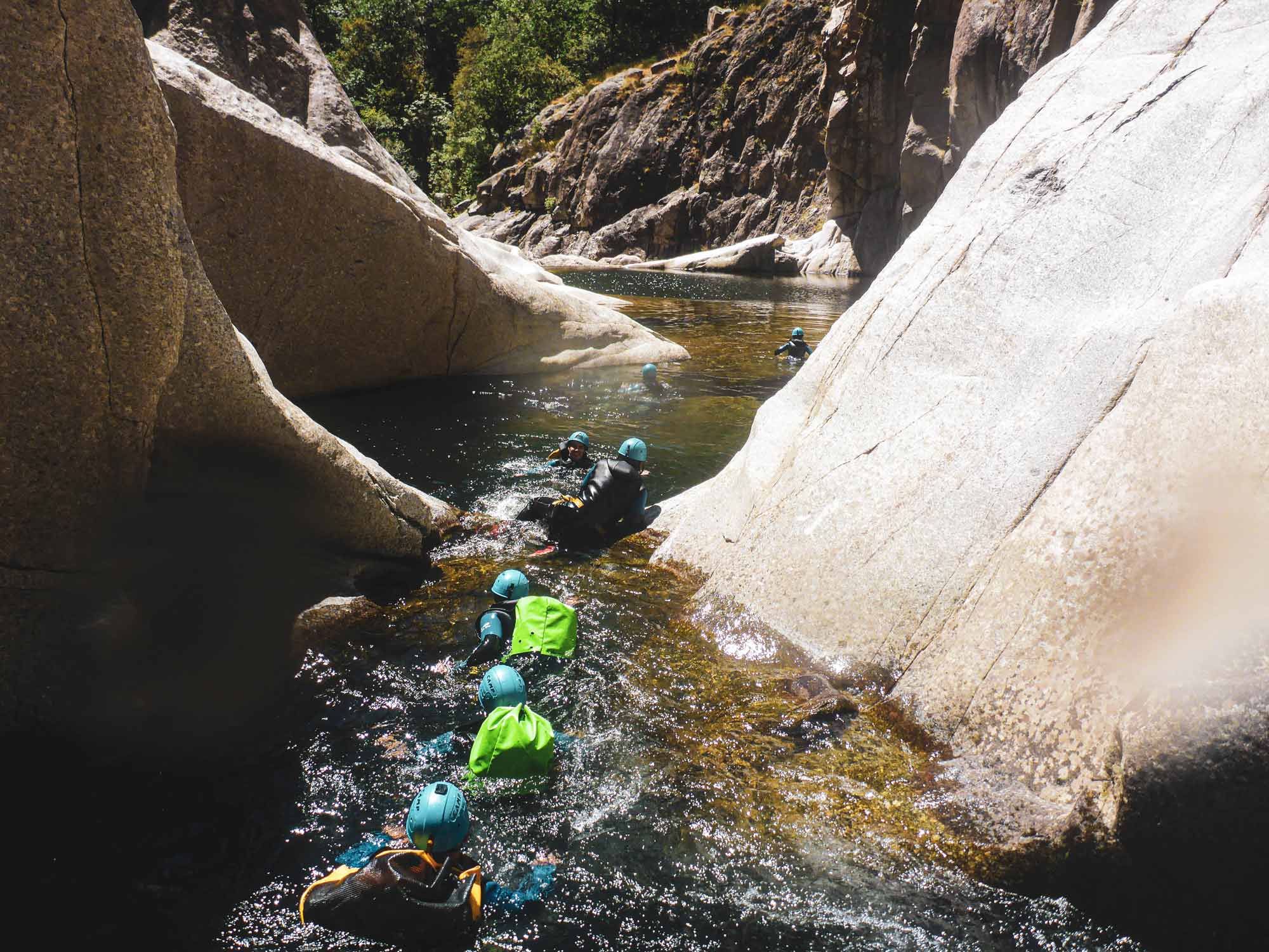 Groupe nageant dans un bief sur le canyon du Chassezac sportif avec Nature Canyon Ardèche