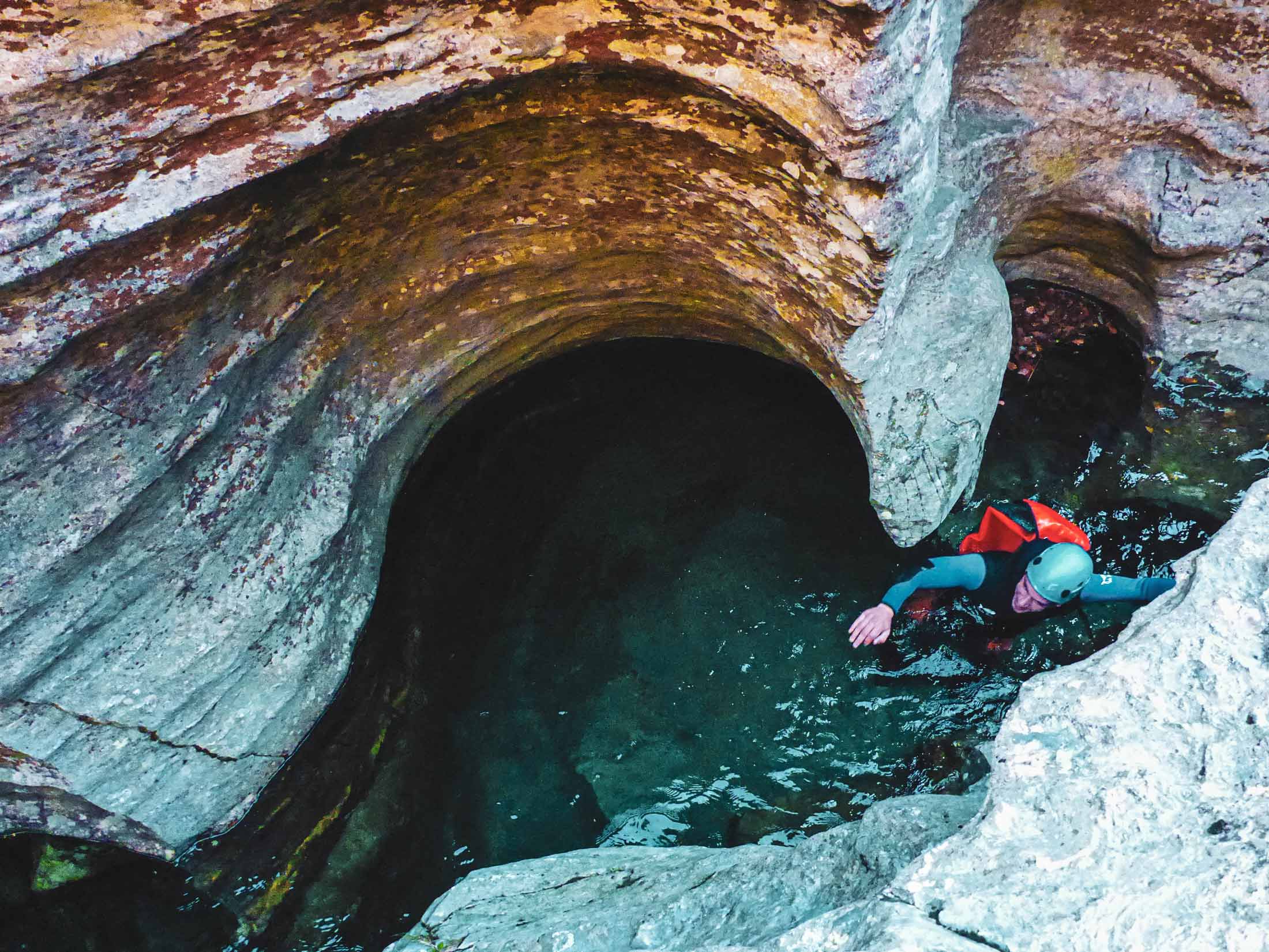 Nage dans un grand bief sur le parcours canyoning journée du Roujanel avec Nature Canyon Ardèche