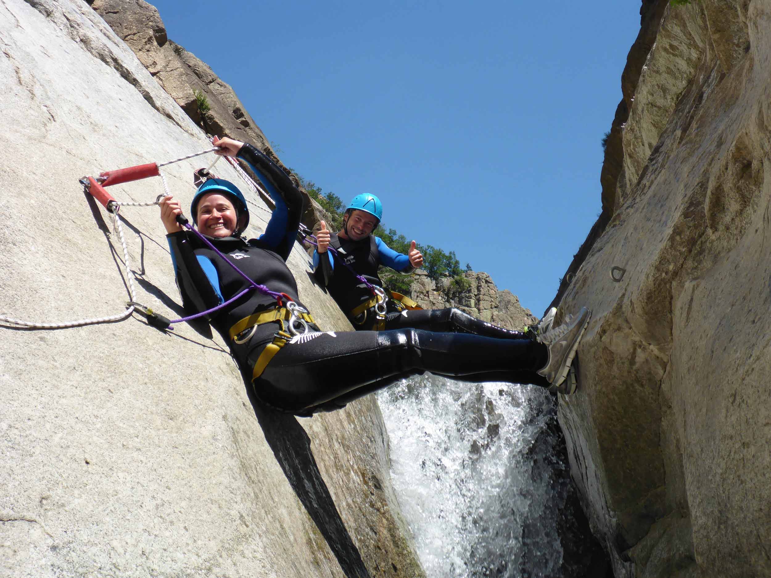 Passage sur corde dans une étroiture sur le parcours canyoning journée du Chassezac avec Nature Canyon Ardèche