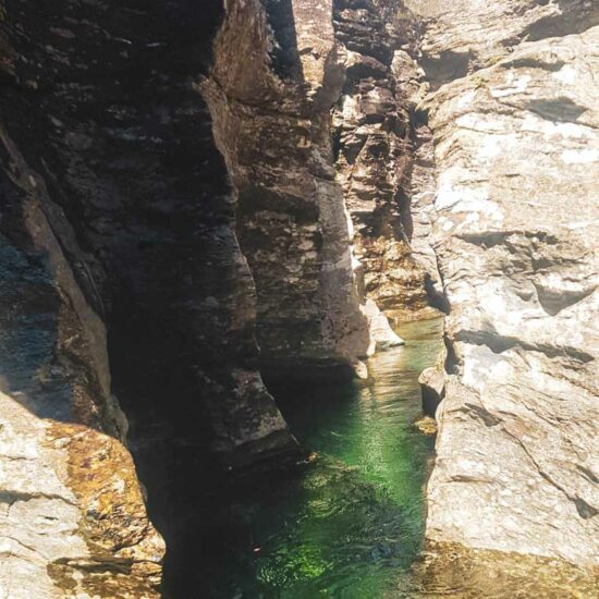 Eau limpide dans une étroiture sur le parcours canyoning demi-journée du Haut Roujanel avec Nature Canyon Ardèche