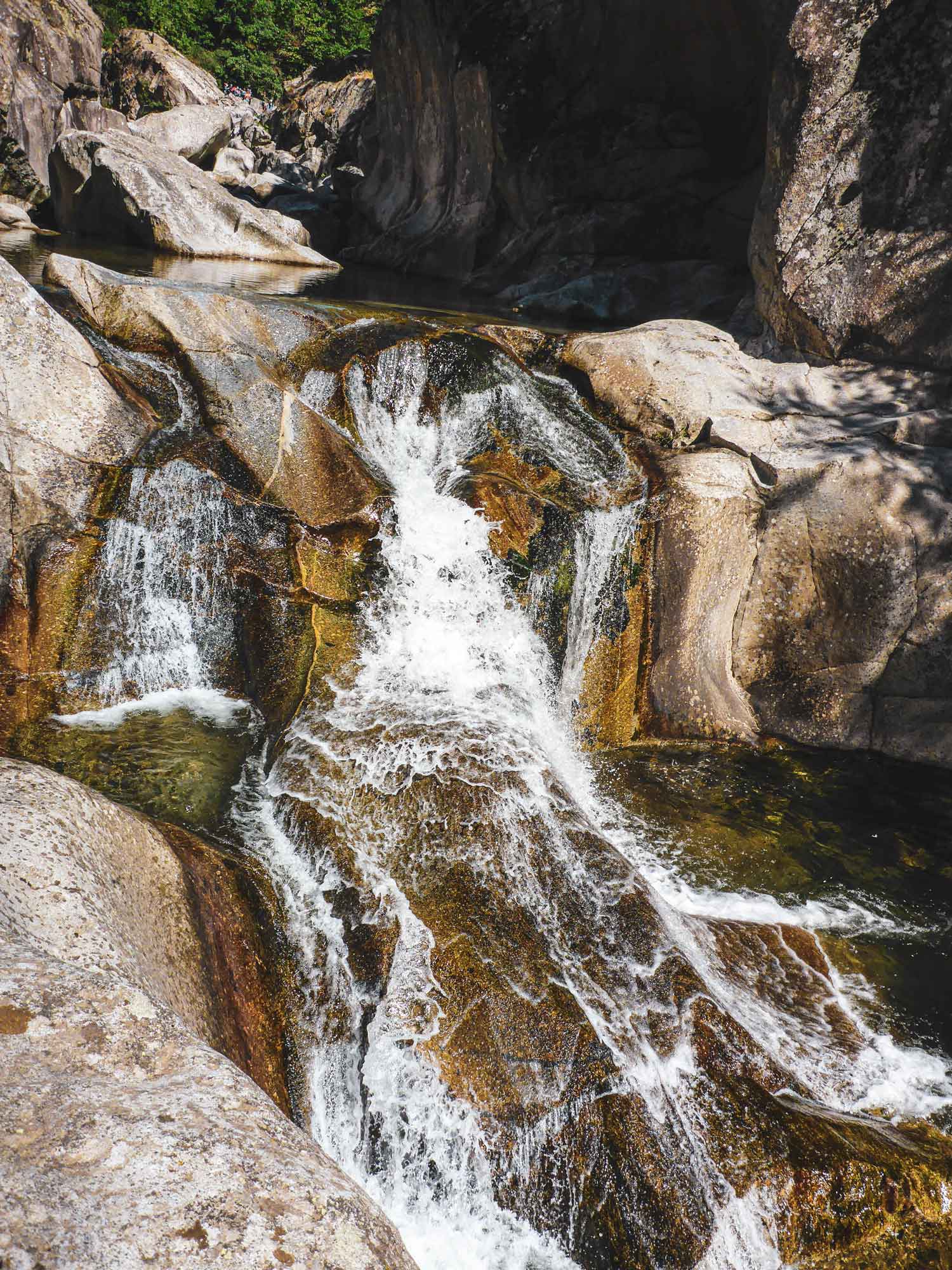 Toboggan sur le parcours canyoning sportif du Chassezac intégral avec Nature Canyon Ardèche