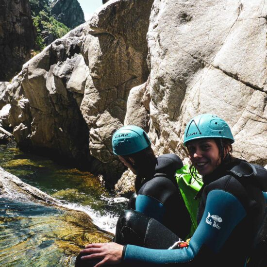 Un couple dans le parcours canyoning aventure du Chassezac intermédiaire en Lozère avec Nature Canyon Ardèche