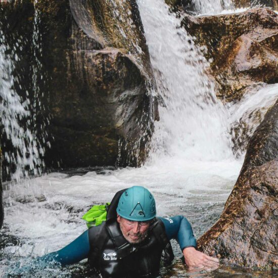 Pratiquant de canyoning dans le canyon des gorges du Chassezac avec Nature Canyon Ardèche