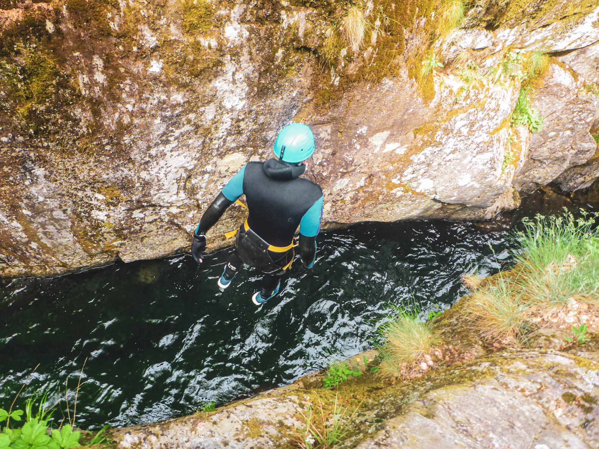 Saut dans une étroiture sur le parcours canyoning journée sportif de la Borne avec Nature Canyon Ardèche