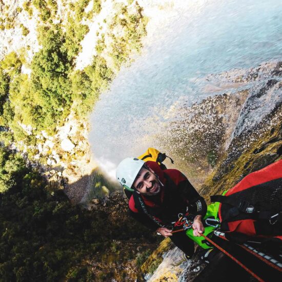 Sommet de la cascade de 80 mètres du canyon sportif de Pissevieille proche de Vallon Pont d'Arc avec Nature Canyon Ardèche