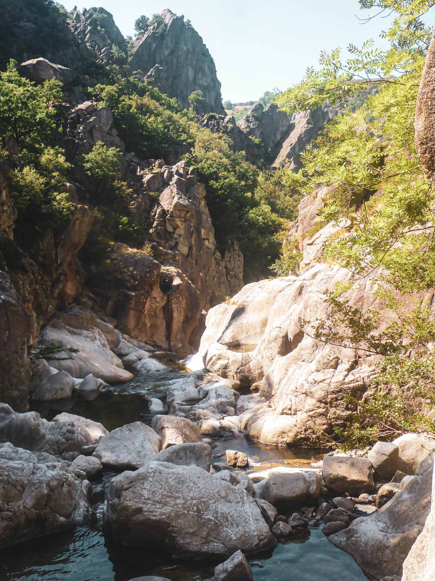 Vue sur le parcours canyoning des gorges du Chassezac proche de Villefort avec Nature Canyon Ardèche