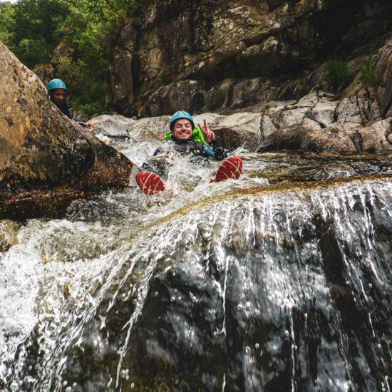 Un client au départ d'un toboggan sur le parcours canyoning du Chassezac avec Nature Canyon Ardèche