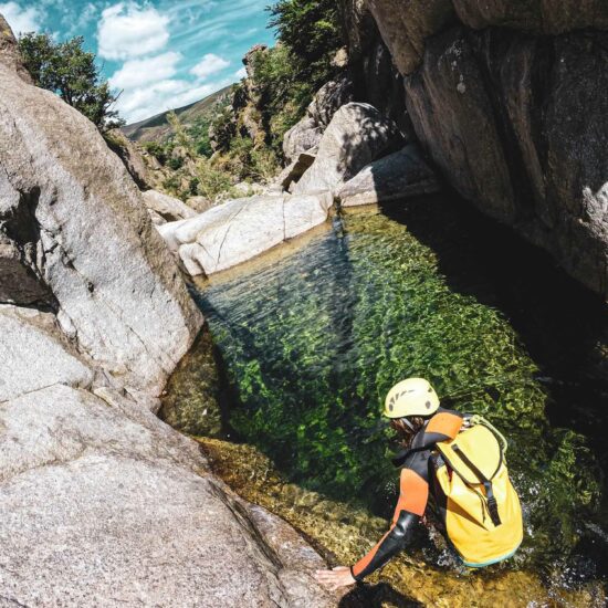 Vasque limpide sur le parcours canyoning de la Fustugère en Lozère avec Nature Canyon Ardèche