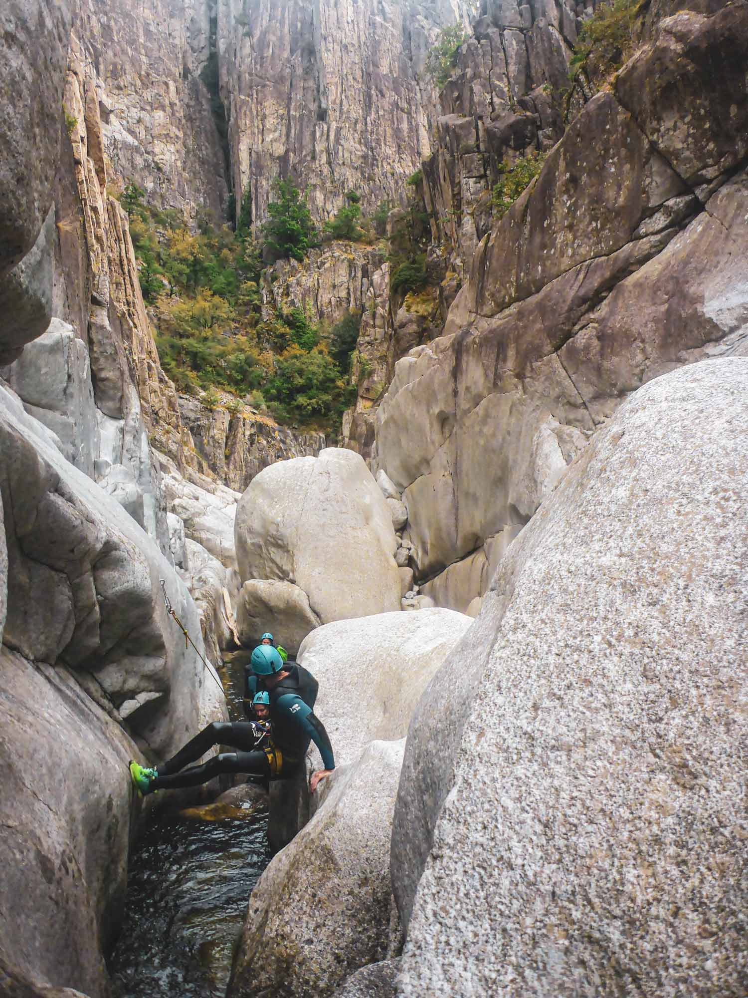 Groupe au coeur du parcours canyoning aventure du Chassezac intermédiaire avec Nature Canyon Ardèche