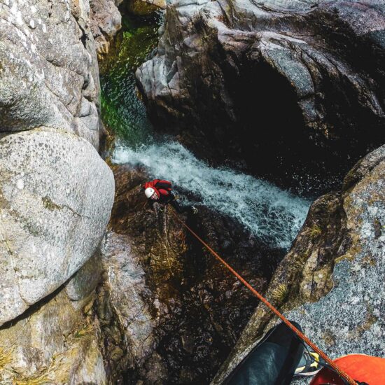 Rappel sur corde sur le parcours canyoning de la Fustugère en Lozère avec Nature Canyon Ardèche