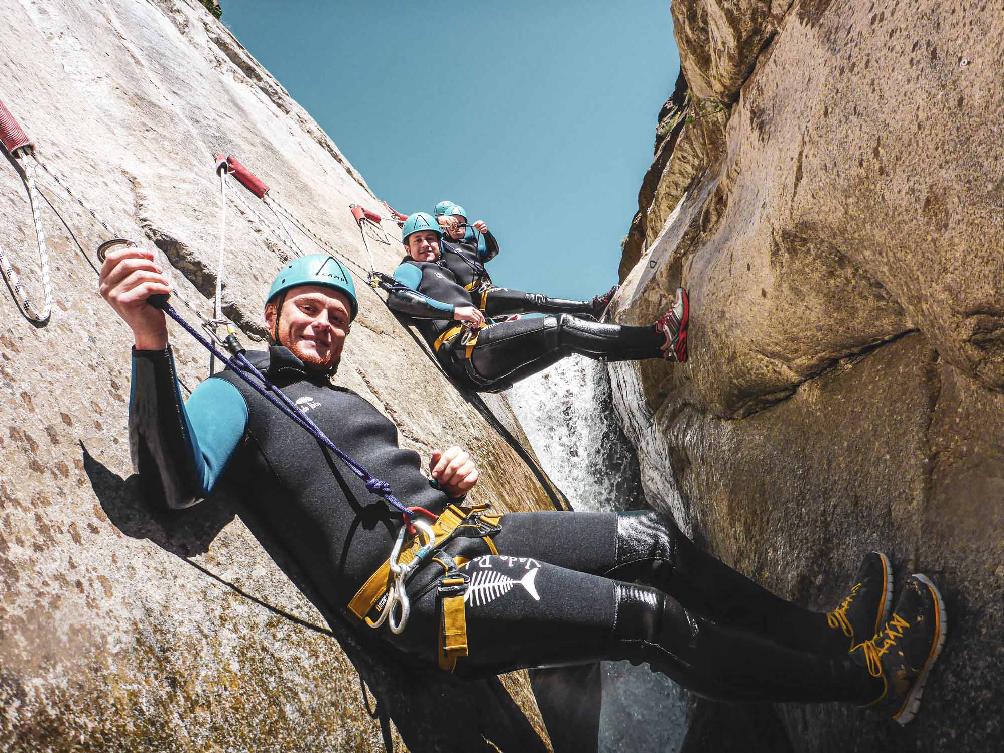 Passage d'un groupe sur une main courante sur le parcours canyoning du Chassezac avec Nature Canyon Ardèche