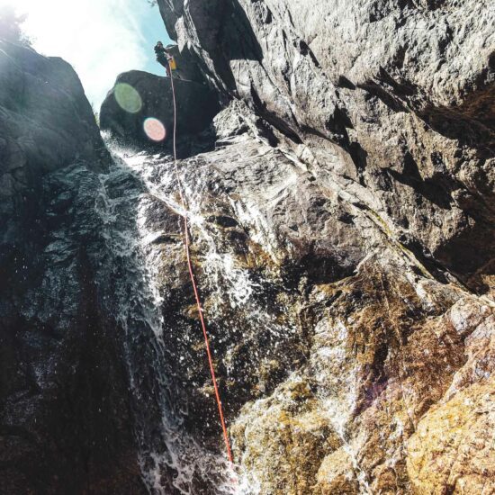 Rappel d'une cascade dans le canyon journée de la Fustugère avec Nature Canyon Ardèche