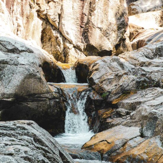 Enchainement de toboggans sur le parcours canyoning du Chassezac avec Nature Canyon Ardèche