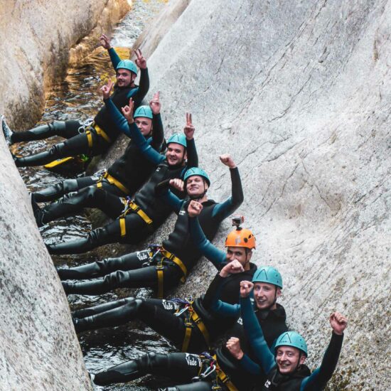 Groupe dans l'étroiture du canyon du Chassezac à la journée avec Nature Canyon Ardèche