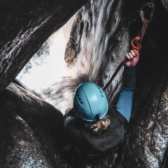 Passage dans une grotte dans le canyon sportif du Chassezac intégral avec Nature Canyon Ardèche