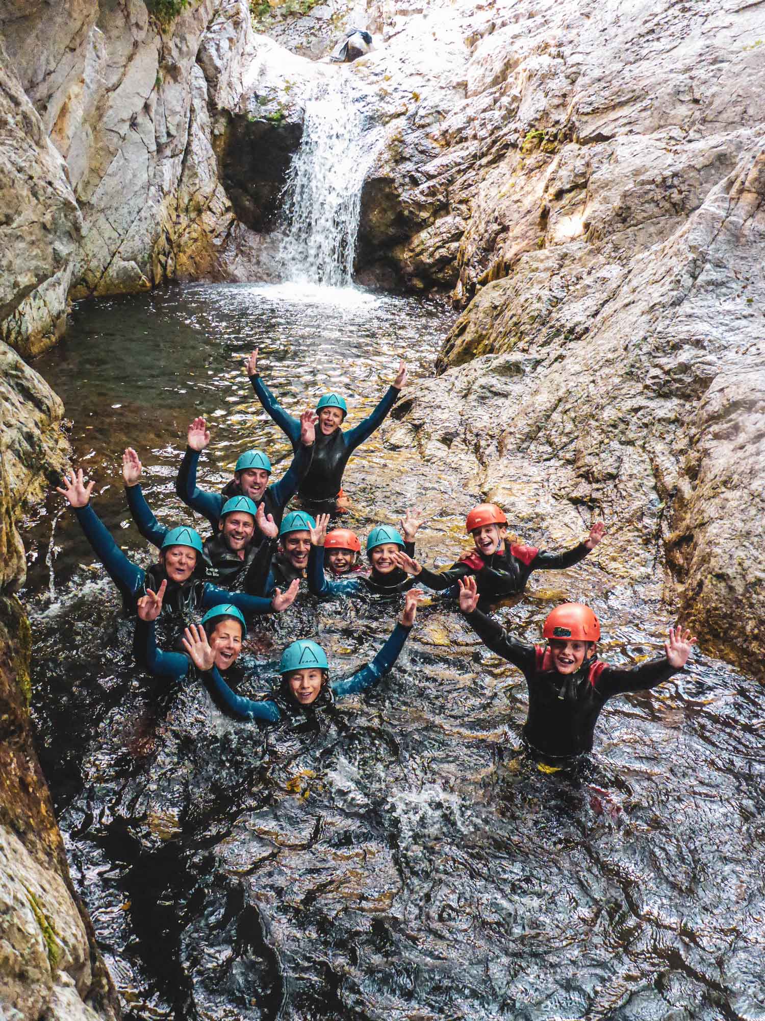 Groupe de pratiquant de canyoning à la fin du parcours du canyon de l'Azéro au pied d'une cascade avec Nature Canyon Ardèche