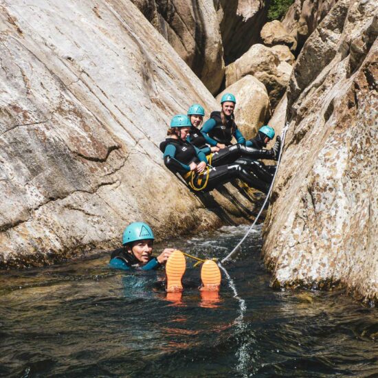 Groupe encordé sur une main courante dans la Rajole sur le parcours canyoning du Chassezac en Lozère avec Nature Canyon Ardèche