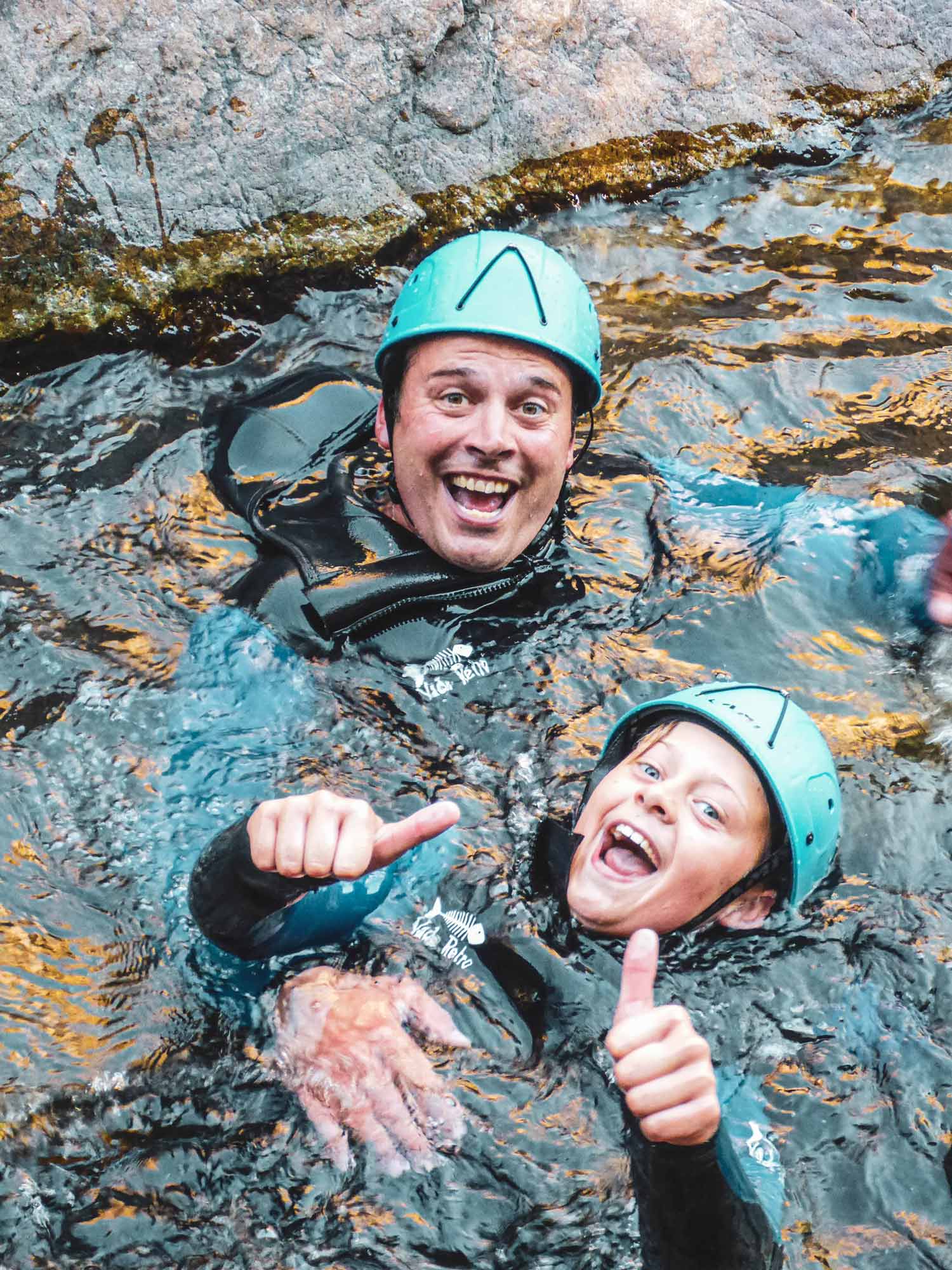 Un père et son fils lors d'une activité canyoning sur le parcours demi-journée Azéro avec Nature Canyon Ardèche