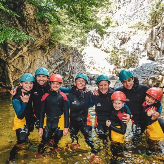 Groupe dans une vasque au départ du canyon demi-journée découverte Azéro avec Nature Canyon Ardèche