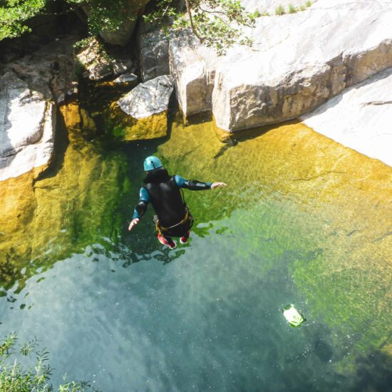 Grand saut sur le parcours sportif du canyon du Chassezac avec Nature Canyon Ardèche