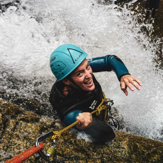 Descente en rappel d'une cascade arrosée sur le parcours canyoning découverte à la journée du Haut Chassezac avec Nature Canyon Ardèche