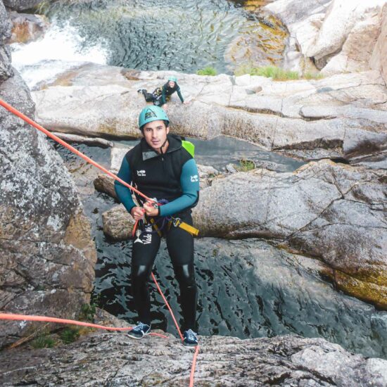 Descente en rappel sur le parcours canyoning à la journée du Haut Chassezac avec Nature Canyon Ardèche