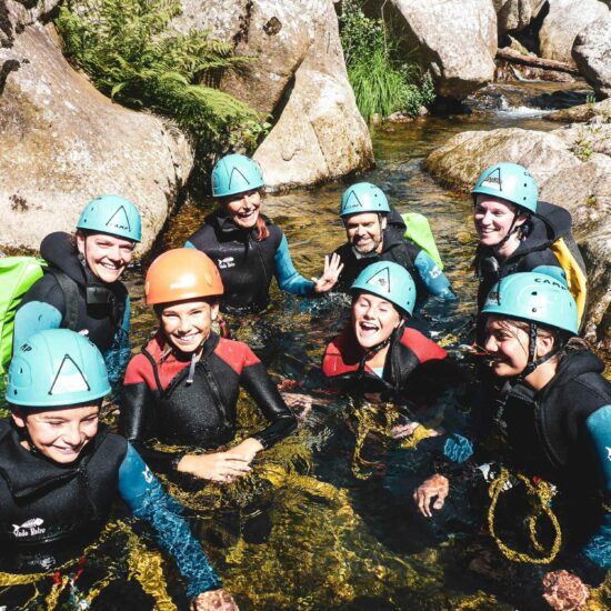 Une famille au départ du canyon du Haut Chassezac proche de Villefort en Lozère avec Nature Canyon Ardèche