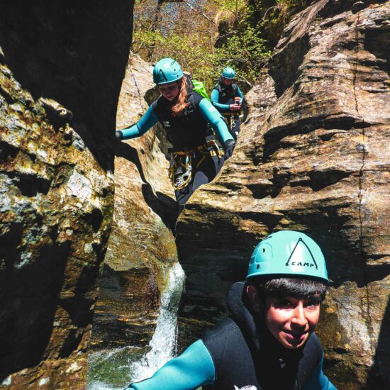 Passage d'une étroiture dans le canyon aventure du Roujanel en Lozère avec Nature Canyon Ardèche