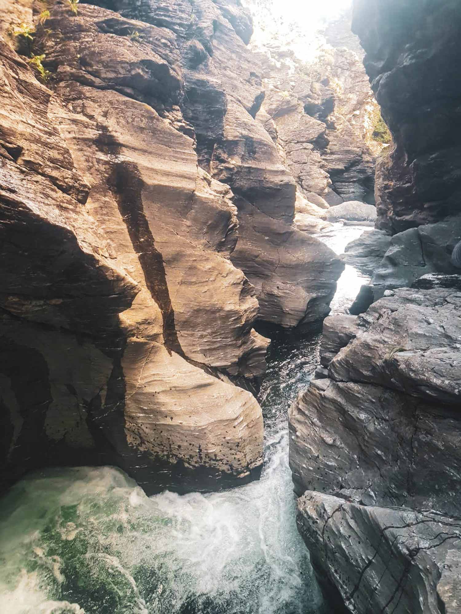 Belle étroiture creusée dans le shiste dans le canyon du Roujanel en Lozère avec Nature Canyon Ardèche