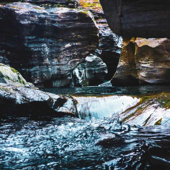 Grande vasque d'eau sur le parcours canyoning du Roujanel en Lozère avec Nature Canyon Ardèche