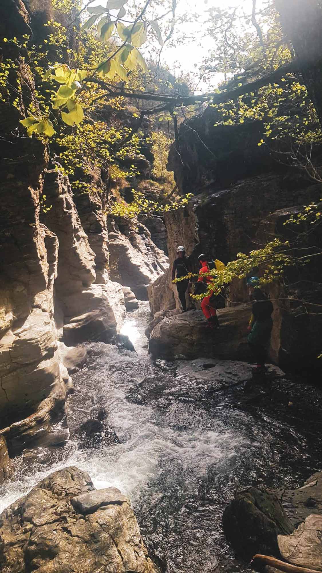 Groupe pratiquant l'activité canyoning dans le canyon du Roujanel avec Nature Canyon Ardèche