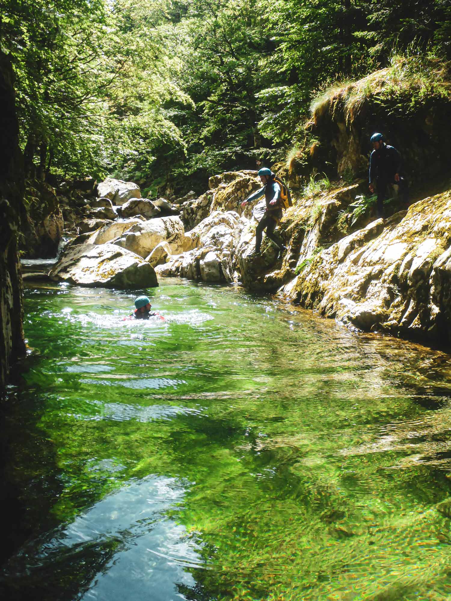 Eau verte émeraude sur le parcours canyoning journée de la Borne avec Nature Canyon Ardèche