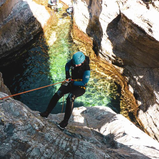 Rappel sur le parcours demi-journée canyoning du Haut Roujanel avec Nature Canyon Ardèche