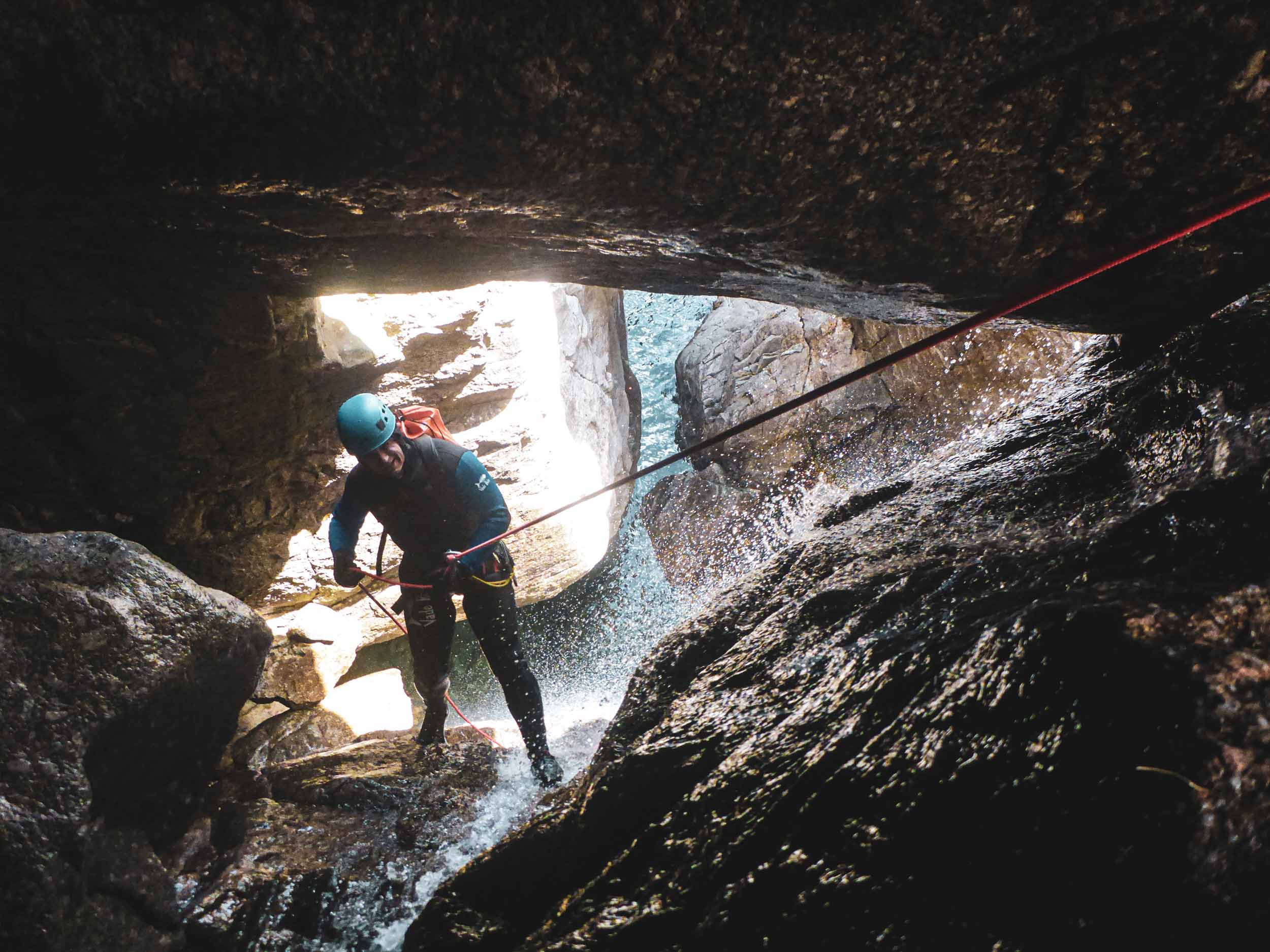 Descente en rappel sur corde sur le parcours canyoning journée de la Fustugère avec Nature Canyon Ardèche