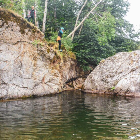 Grand saut sur le parcours canyoning demi-journée Azéro avec Nature Canyon Ardèche