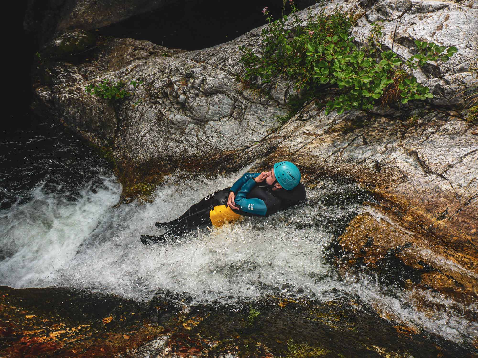 Grand toboggan sur le parcours demi-journée canyoning Azéro avec Nature Canyon Ardèche