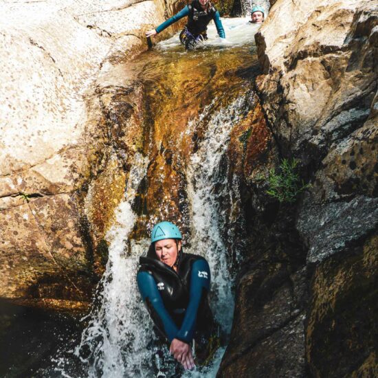 Enchainement de toboggans sur le parcours canyoning du Haut Chassezac découverte à la journée avec Nature Canyon Ardèche