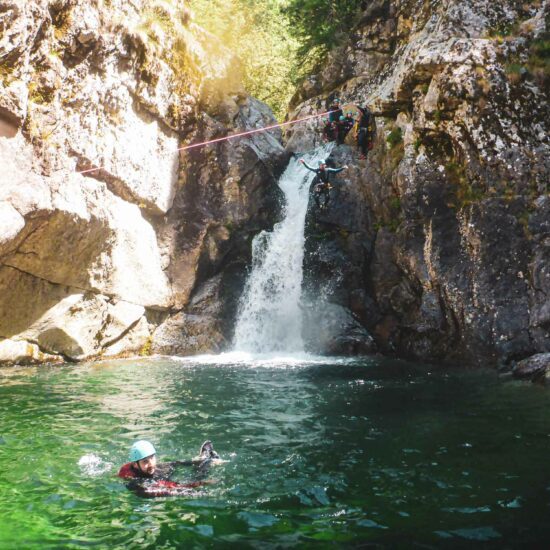 Grand saut de la cascade du canyon la Borne avec une tyrolienne avec Nature Canyon Ardèche