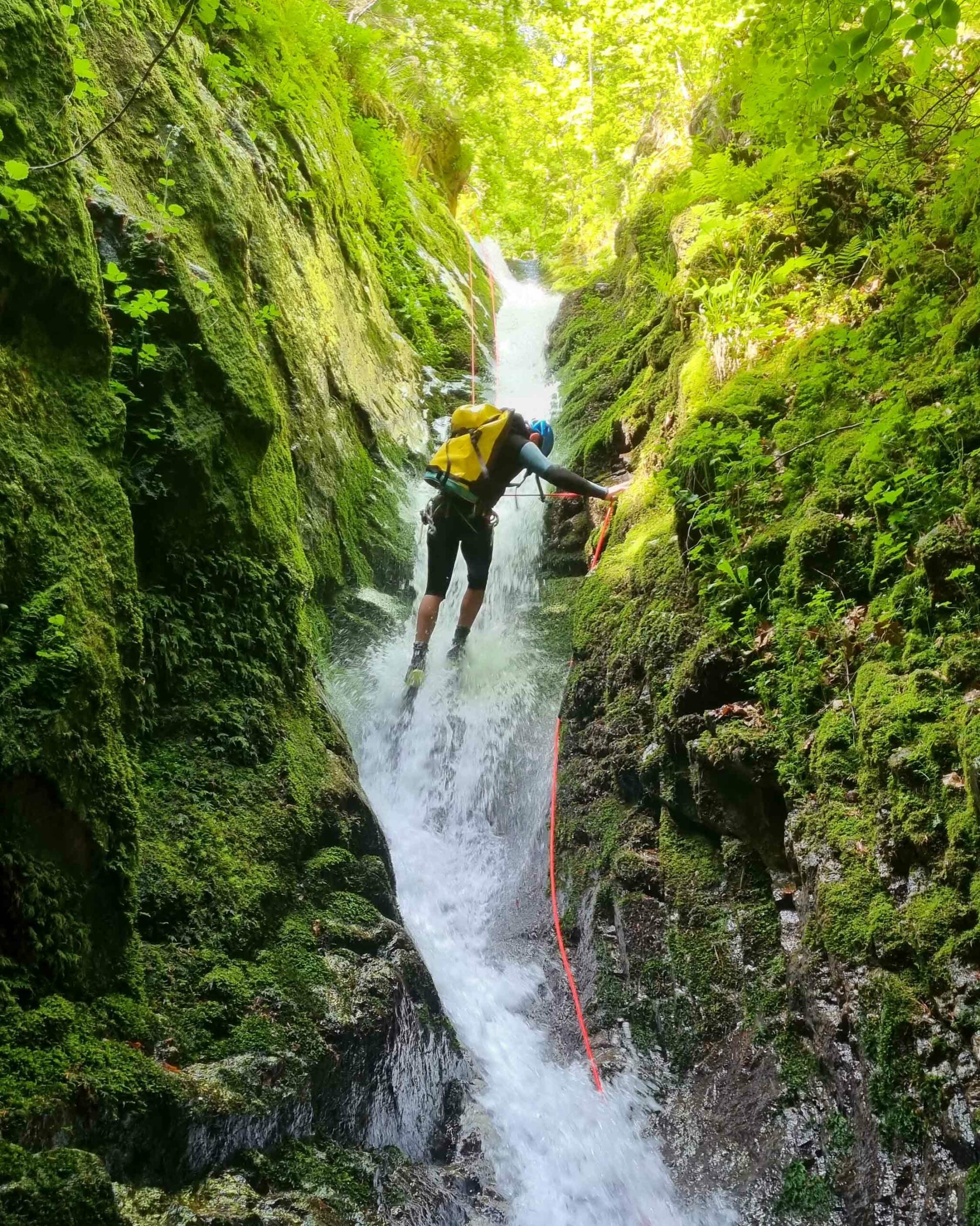 Descente en rappel lors d'une sortie canyoning avec guide en Ardèche