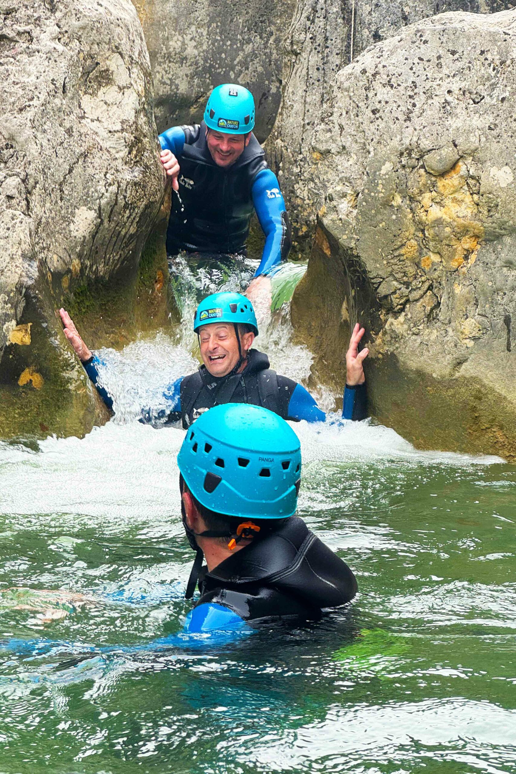 Pratiquants de l'activité canyoning en Ardèche avec Nature Canyon